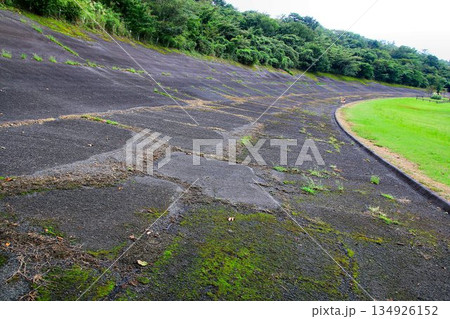 『冨士スピードウェイ』に遺る伝説のコース… 【30°バンク】 134926152