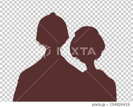 江戶時代,身著和服的男女擁抱在一起,半身像,剪影。 江戶時代,身著和服的男女擁抱在一起,半身像,剪影。 134926419