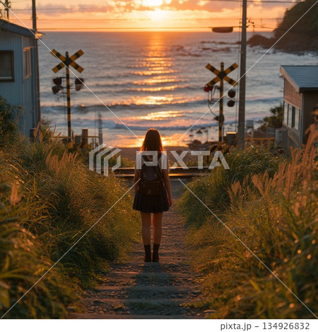 夕焼けの海を眺める少女 134926832