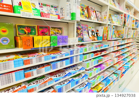 カラフルな本屋の棚 カラフルな本屋の棚 134927038