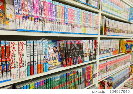 カラフルな本屋の棚 カラフルな本屋の棚 134927040