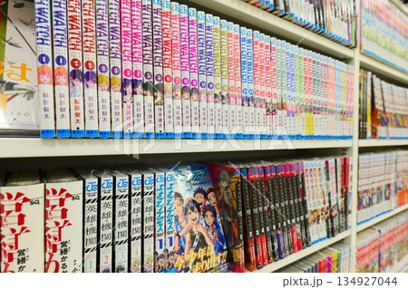 カラフルな本屋の棚 カラフルな本屋の棚 134927044
