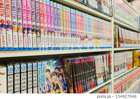 カラフルな本屋の棚 カラフルな本屋の棚 134927048