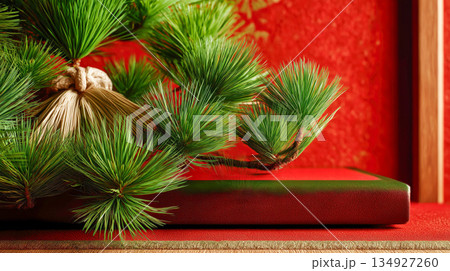 赤いギフトボックスの上に置かれた緑の松の枝 134927260