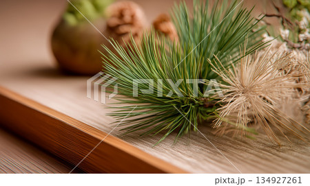 木の表面に松葉と乾燥枝をあしらったデコレー. 134927261