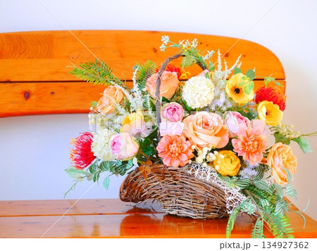 木製ベンチと花 木製ベンチと花 134927362