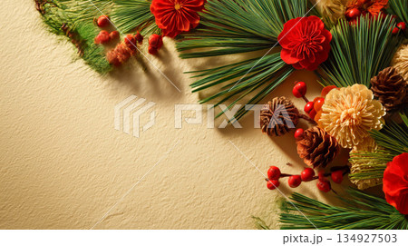 松の枝と松ぼっくり 赤い実をあしらった華やか 134927503