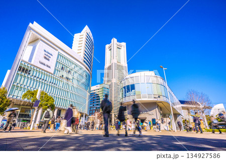日本の横浜都市景観1月2日。長い影…。横浜ランドマークタワーやヨコハマエアキャビンの桜木町駅など… 日本の横浜都市景観1月2日。長い影…。横浜ランドマークタワーやヨコハマエアキャビンの桜木町駅など… 134927586