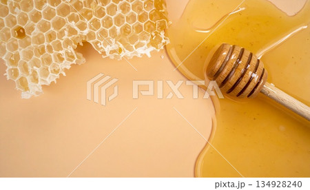 蜂蜜と巣が描くやさしい余白背景1 134928240