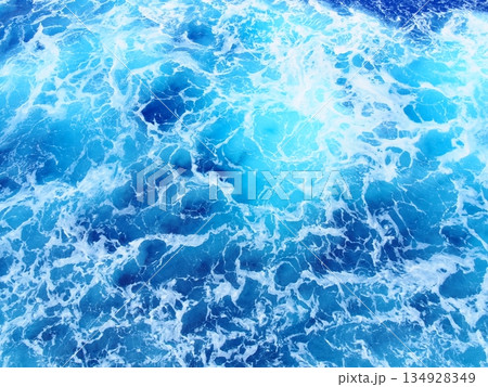 青い海に波で描かれた模様 青い海に波で描かれた模様 134928349