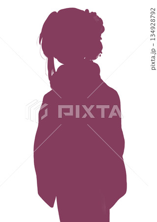 着物を着た女性　花飾り　羽織　ファー　ニーショット　シルエット 134928792