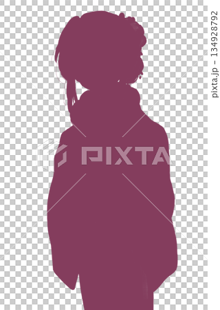 着物を着た女性　花飾り　羽織　ファー　ニーショット　シルエット 134928792