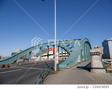 旧中川に架かる「江東新橋」の銘板 134929095