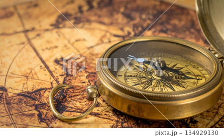 古地図に置かれたアンティーク羅針盤5 134929130