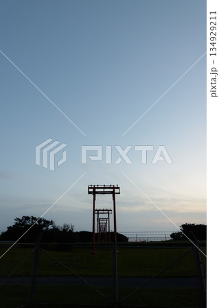 夕方、青い空と海に向かう飛行場の誘導灯 134929211