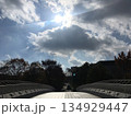 雲の隙間から差し込む光と橋 134929447