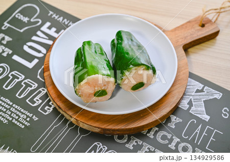 焼く前のピーマンの肉詰め 134929586