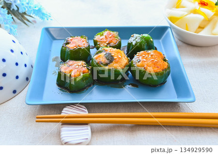 輪切りのピーマン肉詰め甘辛しょうゆ味 134929590