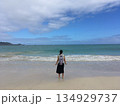 砂浜に立つ 134929737