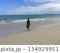 波打ち際に立つ 134929951