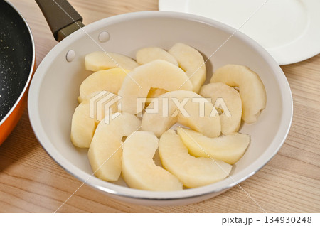 フライパンに並べた切った梨 134930248
