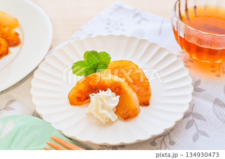 お皿に盛った梨のキャラメリゼ 134930473