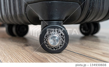 旅を支えるスーツケースの車輪2 134930608