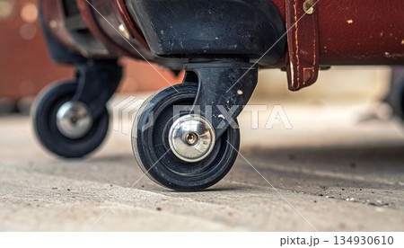旅を支えるスーツケースの車輪3 134930610