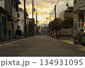 夕日に照らされる街並み 134931095