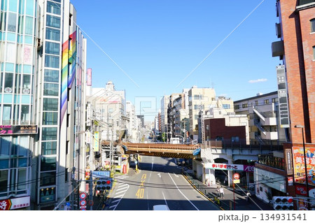 西日暮里の京成本線と繁華街 134931541