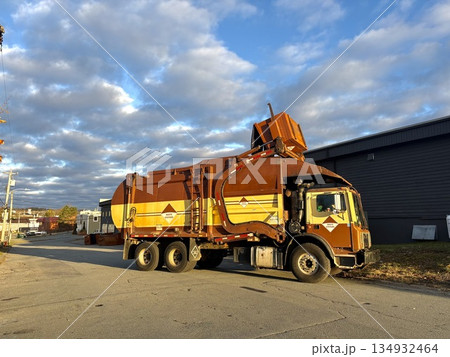 カナダのごみ収集車と都市インフラ 134932464