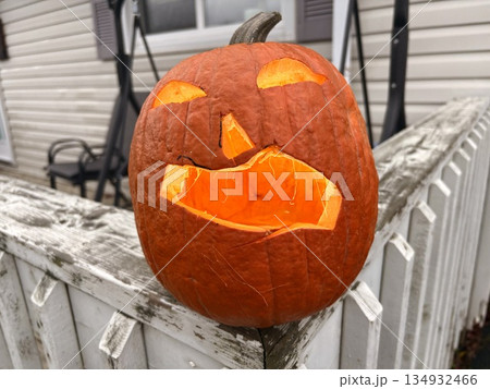 表情のあるハロウィンかぼちゃのクローズアップ 134932466