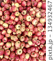 赤いりんごが並ぶ収穫シーズンの果物背景 134932467