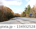 紅葉に囲まれたカナダの田舎道 134932528