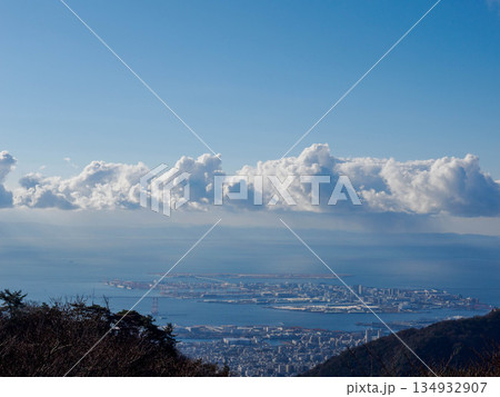 六甲山上から神戸のベイエリアと大阪湾の景観 134932907