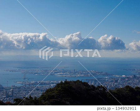 六甲山上から神戸のベイエリアと大阪湾の景観 六甲山上から神戸のベイエリアと大阪湾の景観 134932911