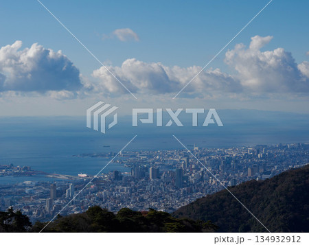 六甲山上から神戸のベイエリアと大阪湾の景観 六甲山上から神戸のベイエリアと大阪湾の景観 134932912