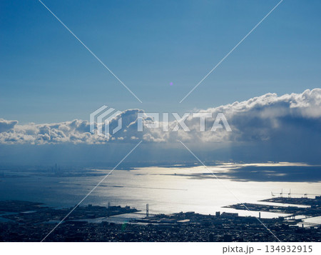 六甲山上から神戸のベイエリアと大阪湾の景観 134932915
