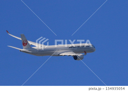 旋回上昇していく航空機 機体を傾け旋回するJAL機 旋回上昇していく航空機 機体を傾け旋回するJAL機 134935054