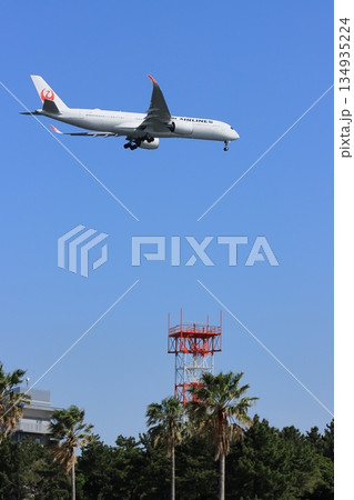 着陸進入する旅客機 国際線 国内線 ジェット機 着陸進入する旅客機 国際線 国内線 ジェット機 134935224