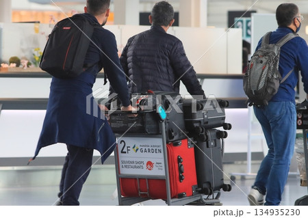 国際線のカウンターに向かう国際線利用客　羽田空港の国際線ターミナル 134935230