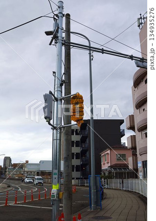 設置直後のカバーで覆われた信号機 134935276