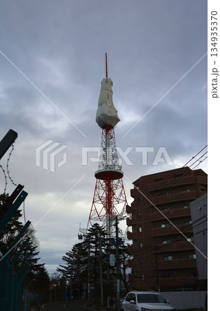 カバーで覆われたTV鉄塔、テレビ塔 カバーで覆われたTV鉄塔、テレビ塔 134935370