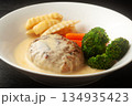 チーズソースのハンバーグ 134935423