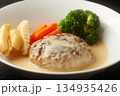 チーズソースのハンバーグ 134935426