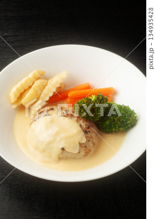 チーズソースのハンバーグ 134935428