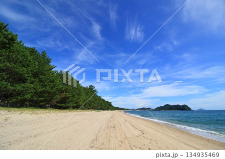 美しい海岸線 瀬戸内海の穏やかな海 瀬戸内の海水浴場 美しい海岸線 瀬戸内海の穏やかな海 瀬戸内の海水浴場 134935469