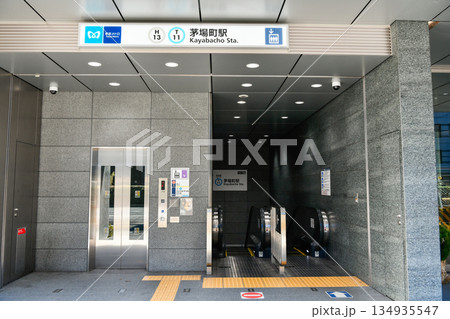 地上から見る東京メトロ茅場町駅1a番出口 134935547
