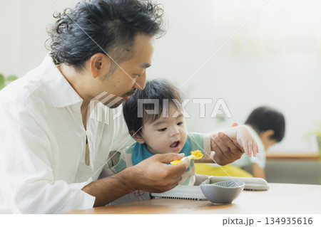 離乳食を食べる赤ちゃん　 134935616