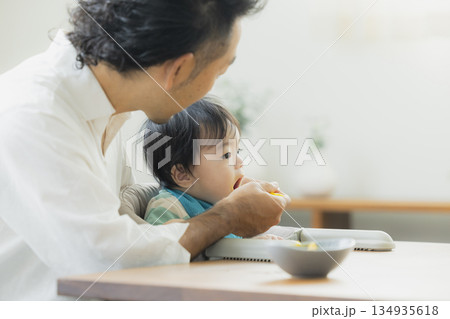 離乳食を食べる赤ちゃん　 134935618